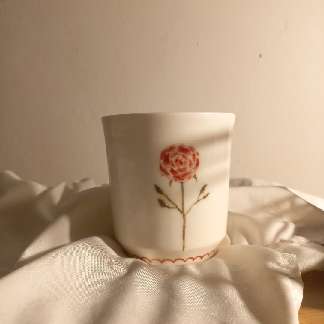 带有玫瑰图案的白玻璃 - 咖啡杯/马克杯 - 陶 白色