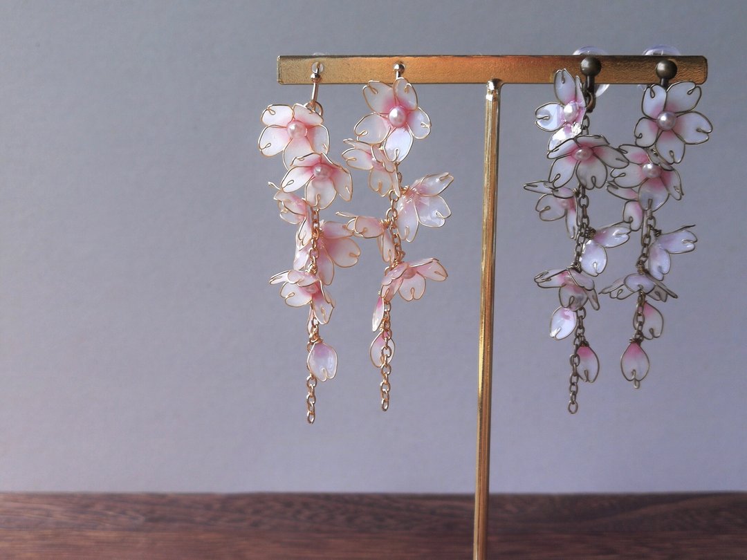 Weeping cherry blossom(Sakura)  pierced earring - 耳环/耳夹 - 塑料 粉红色