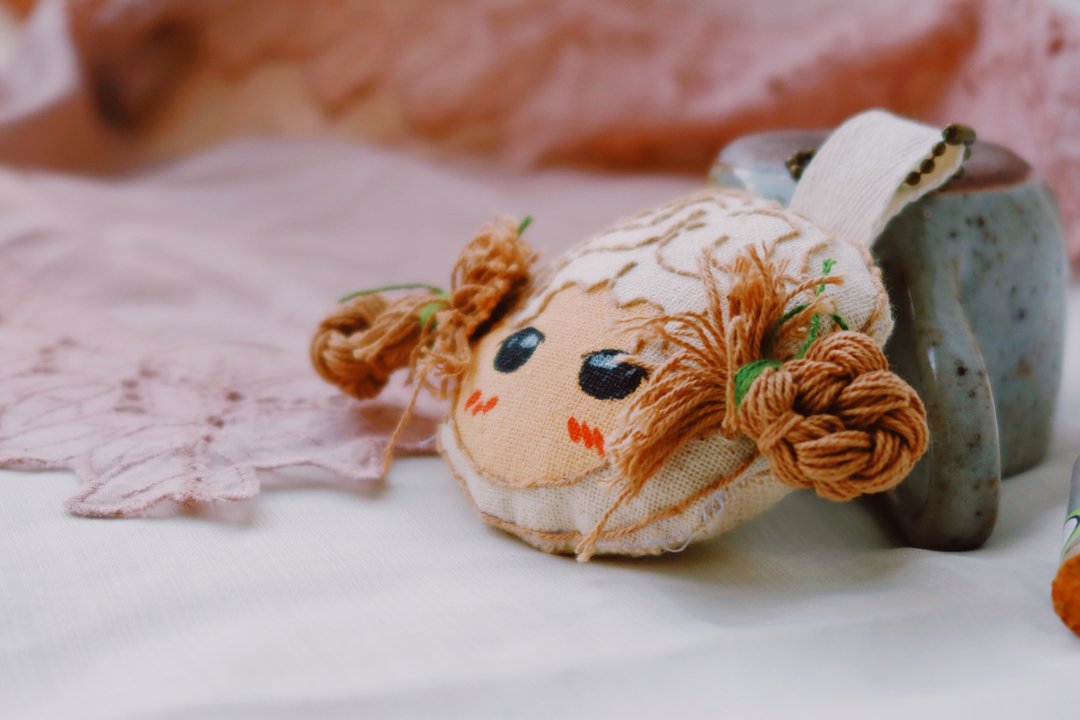 The little girl series/hand-mand embroidery/key chain - 吊饰 - 绣线 