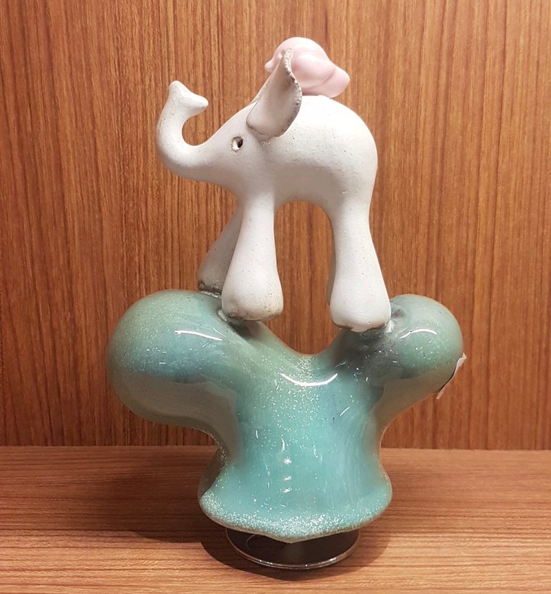 小飞飞象背山山鸟站在山形花上音乐盒A款 - 花瓶/陶器 - 陶 白色