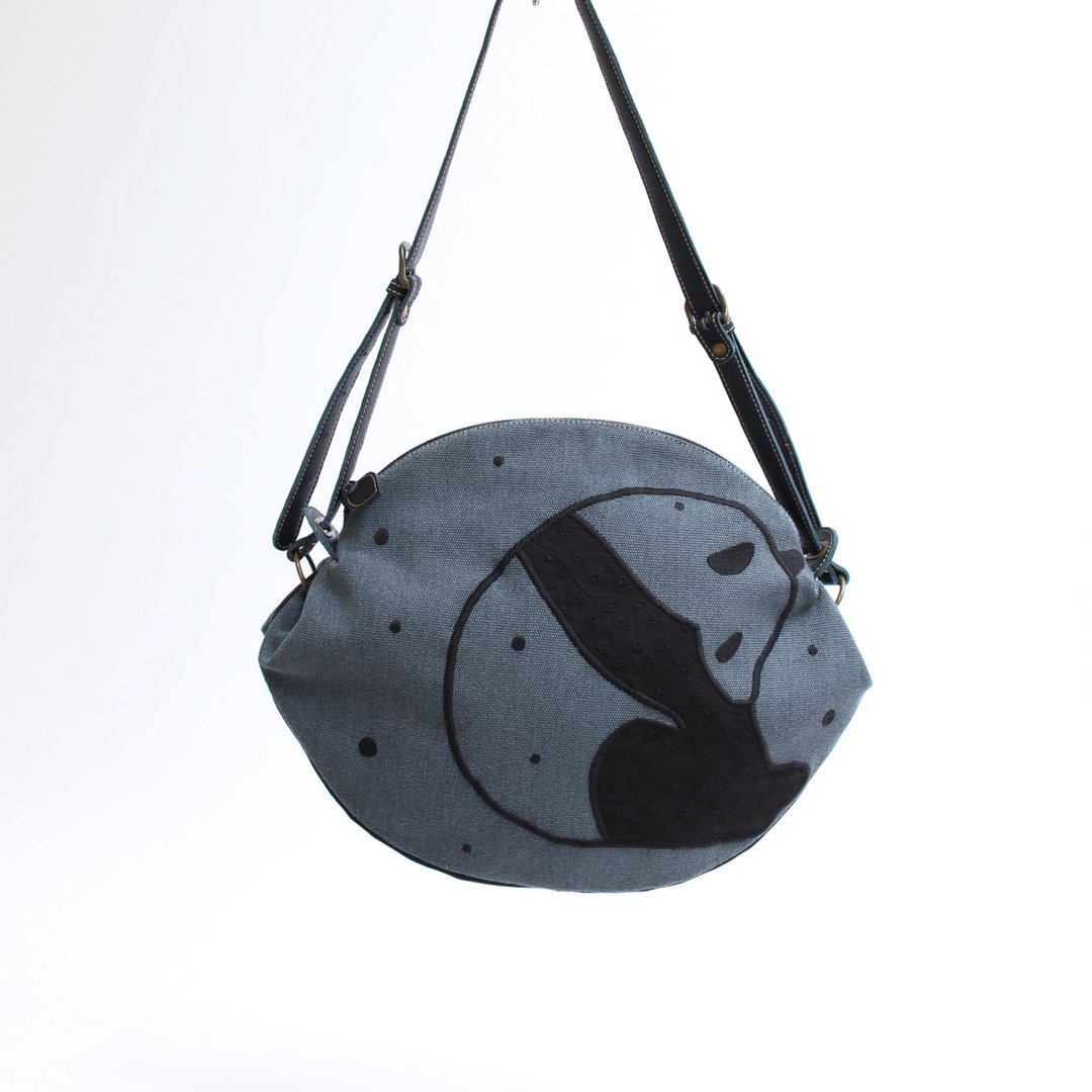 Downward panda embroidery lace pattern shoulder bag - 侧背包/斜挎包 - 真皮 蓝色