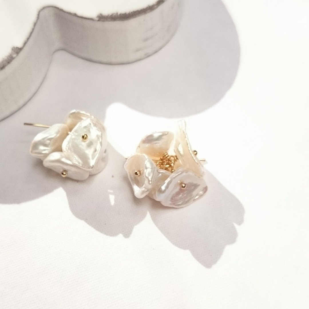 14kgf*petal freshwater pearl pierced earring/earring - 耳环/耳夹 - 宝石 白色