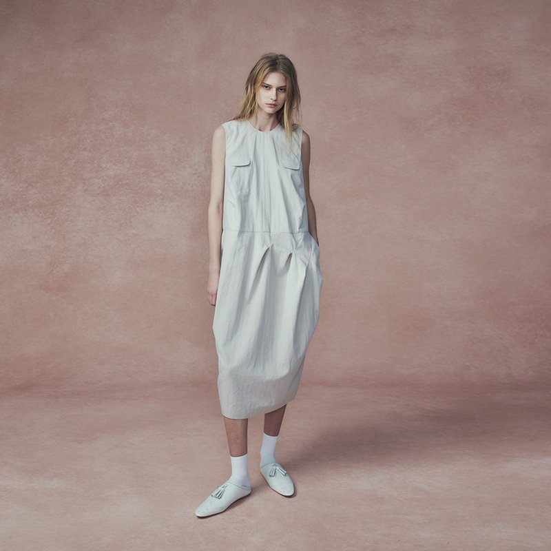 2401C06 侧立体活褶圆领短洋装 (浅灰) - 洋装/连衣裙 - 棉．麻 白色