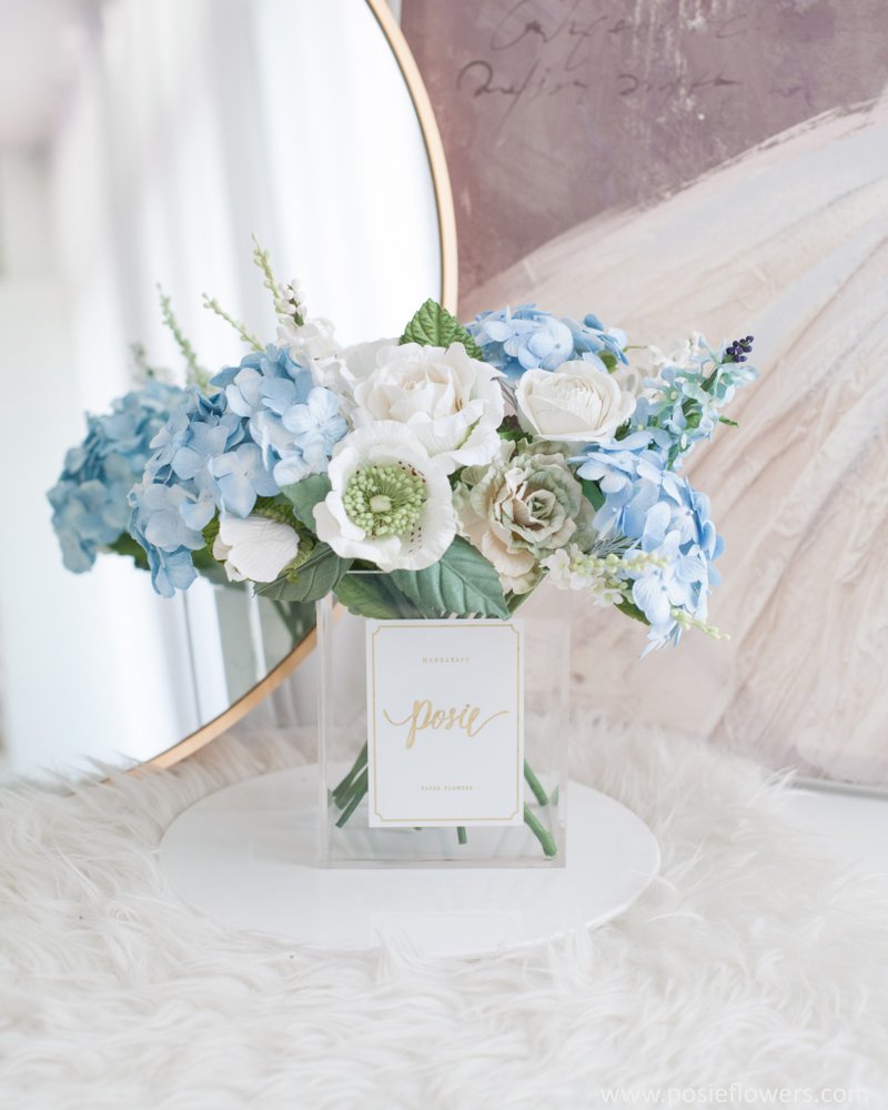 WHITE AND LIGHT BLUE |  Paris vase for Home Decoration - 摆饰 - 纸 白色