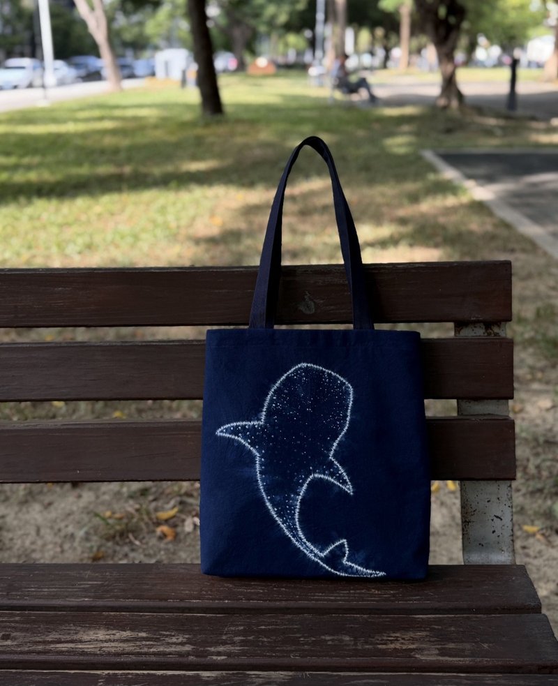 【记忆有限】蓝染托特包/手提袋-鲸鲨系列 - 手提包/手提袋 - 棉．麻 蓝色