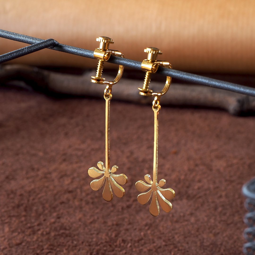 Flora dangling brass earrings (Handmade) - 耳环/耳夹 - 铜/黄铜 金色
