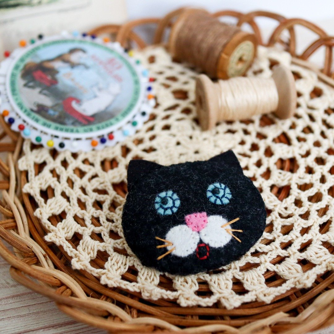 Handmade blackcat brooch - Keep calm and relax with a cat - - 胸针 - 羊毛 黑色