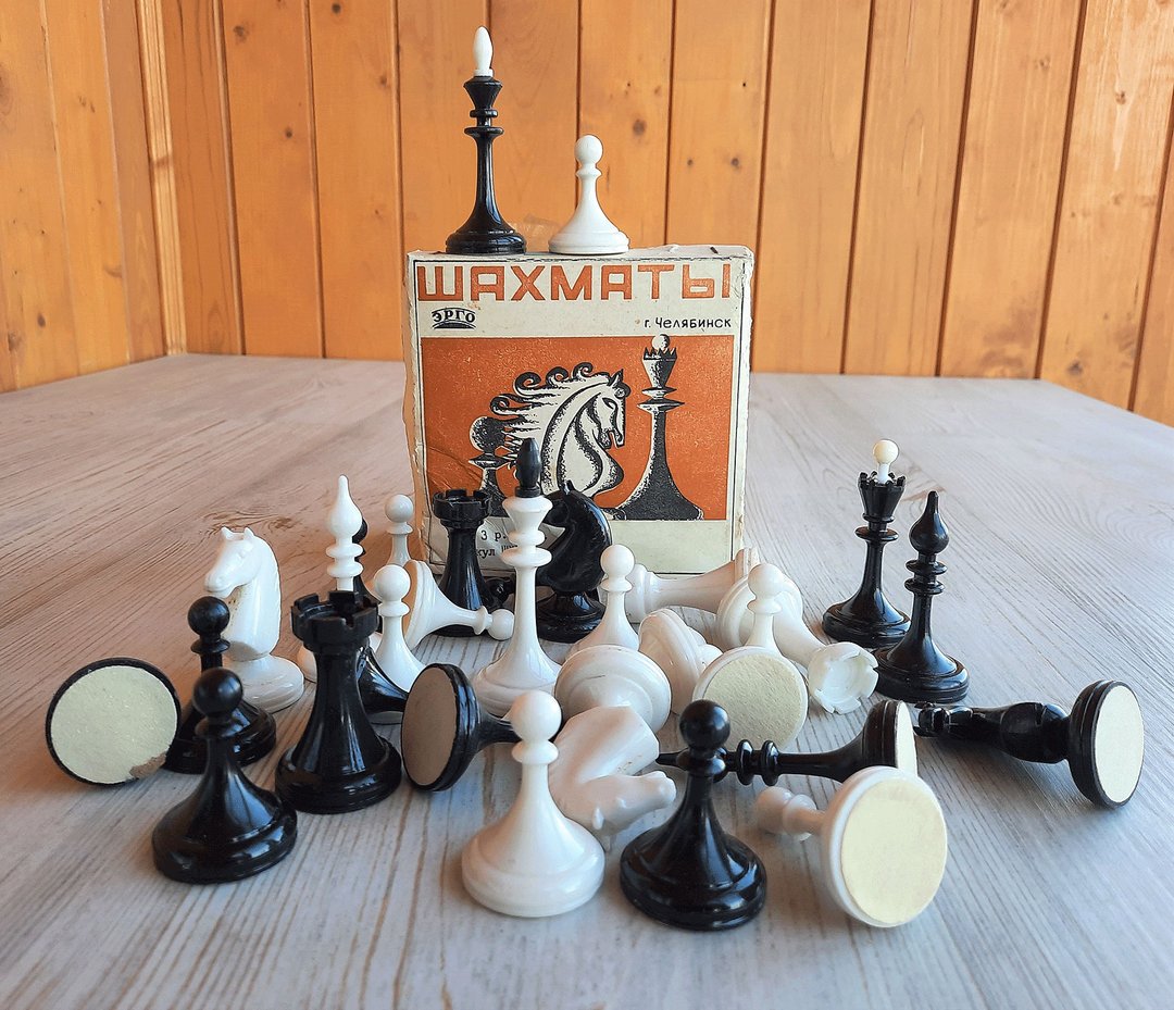 Soviet chess pieces set plastic - white black Russian chessmen 1980s vintage - 桌游/玩具 - 塑料 