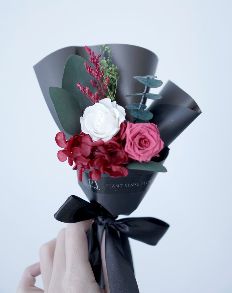 PlantSense母亲节花束选～永恒美满永生花不凋花红玫瑰、白玫瑰＋绣球捧花花束含外盒包装 - 植栽/盆栽 - 植物．花 红色