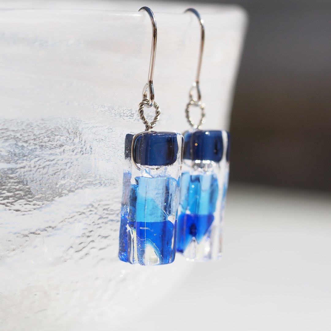 Cocktail glass (Kakuteru [Navy]) Earrings / Clip-On [Choice of metal fittings] [Made to order] - 耳环/耳夹 - 玻璃 蓝色