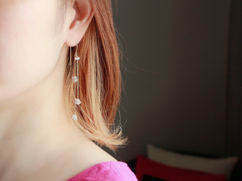 14kgf-crystal line pierced earrings / can change to clip-on - 耳环/耳夹 - 其他金属 透明