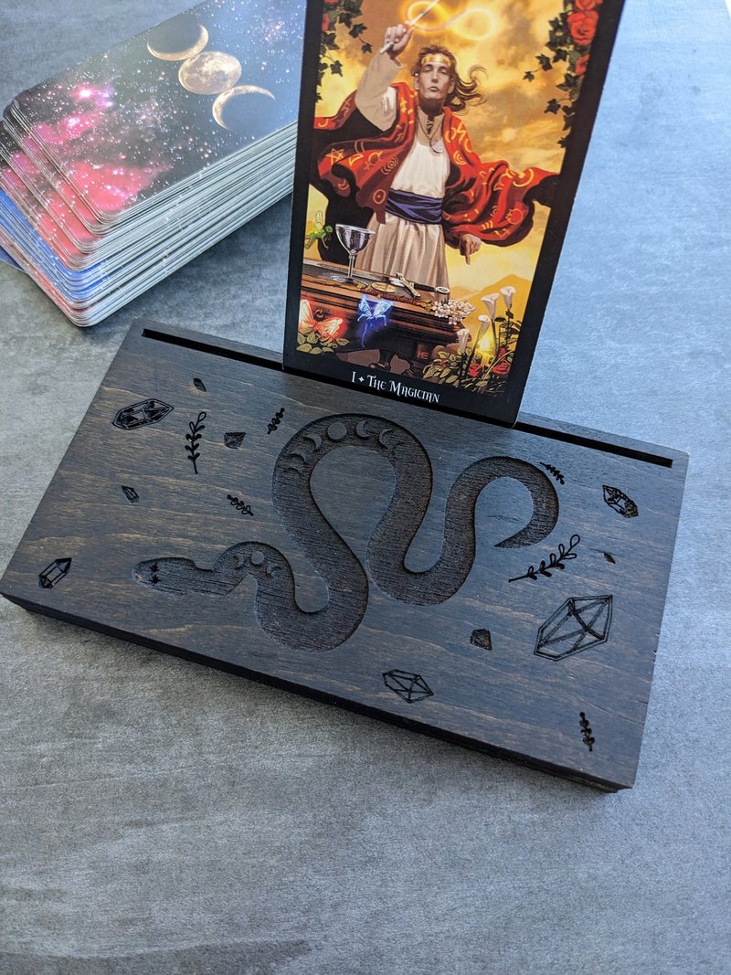 Black tarot card stand with Crystal snake for one tarot card. Tarot accessories - 摆饰 - 木头 黑色