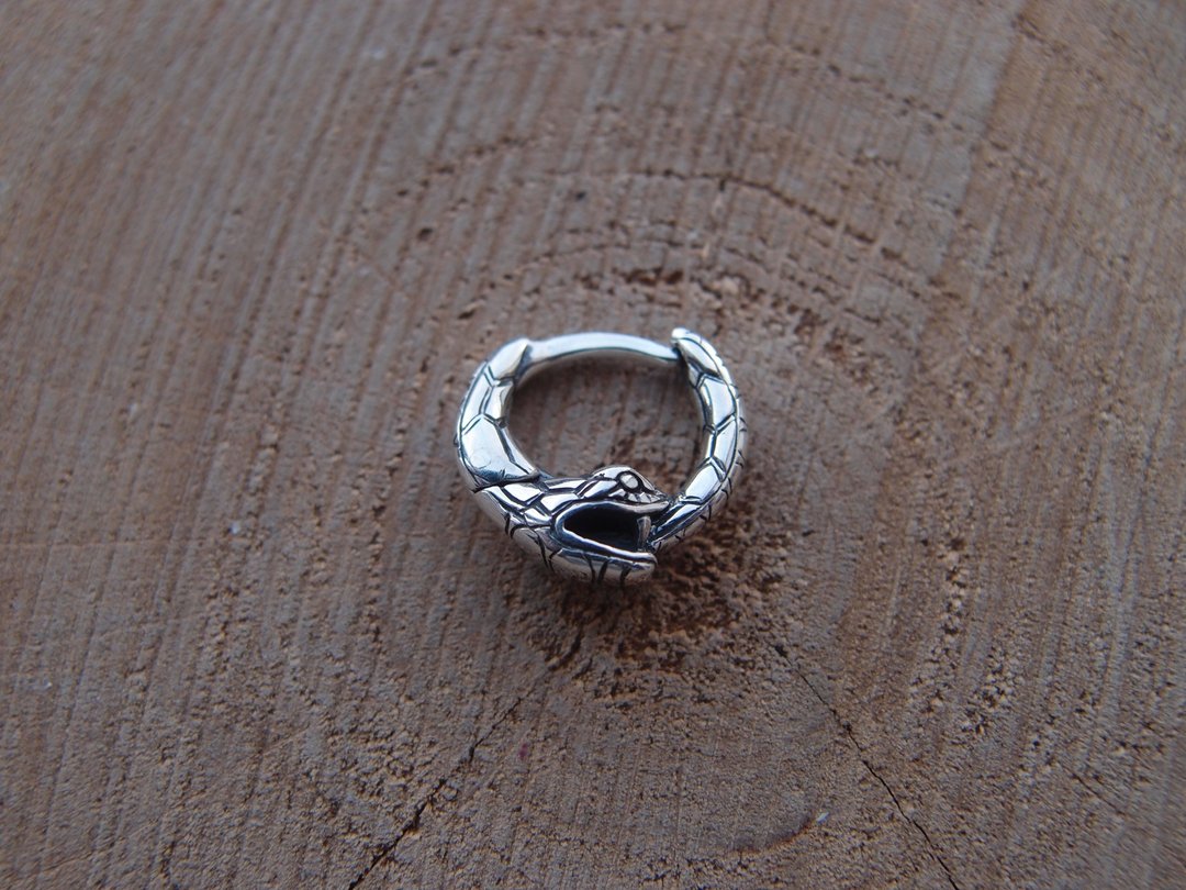纯银 Ouroboros 蛇形耳环 | 鼻中隔环：手工制作弹扣式圆环 - 耳环/耳夹 - 银 银色