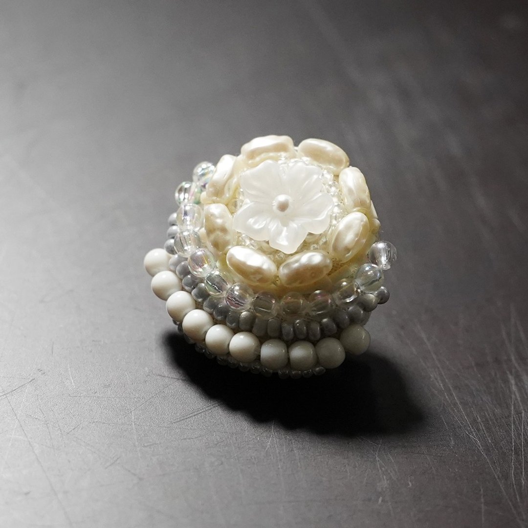 Very light chatty brooch 10 Bead embroidery brooch white - 胸针 - 其他材质 白色