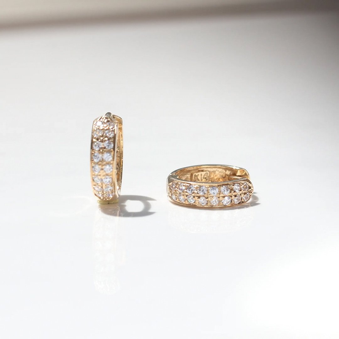 14K 双排钻宽圆耳扣耳环 (内径 9.5 mm) 洗澡免摘  碰水不褪色 - 耳环/耳夹 - 贵金属 金色