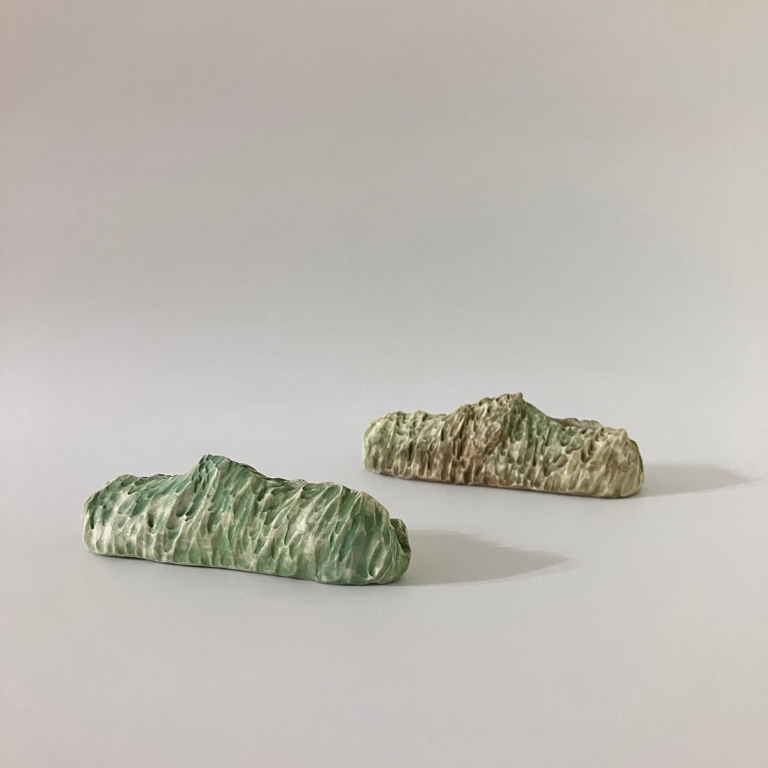 Wendyyu【小山座】青翠绿－卡片 名片座 陶瓷 装饰道具 圣诞礼物 - 名片架/名片座 - 陶 绿色