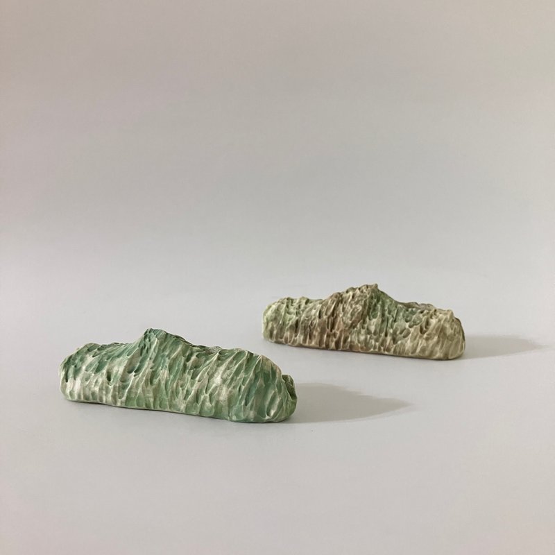 Wendyyu【小山座】青翠绿－卡片 名片座 陶瓷 装饰道具 圣诞礼物 - 名片架/名片座 - 陶 绿色
