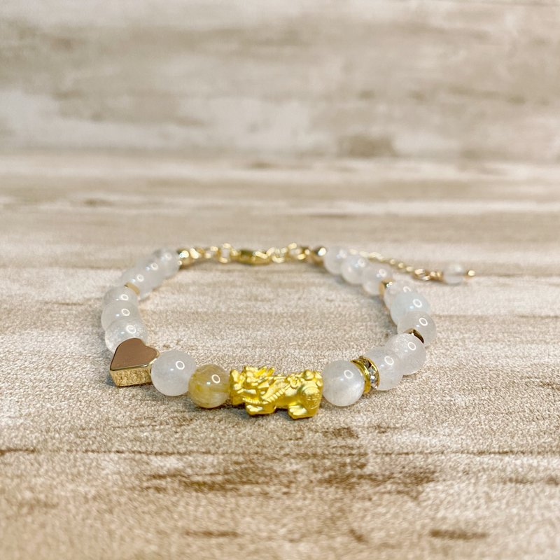 纯金貔貅月光石钛晶配珠手链 J.Y.L邻手作 - 手链/手环 - 贵金属 黄色