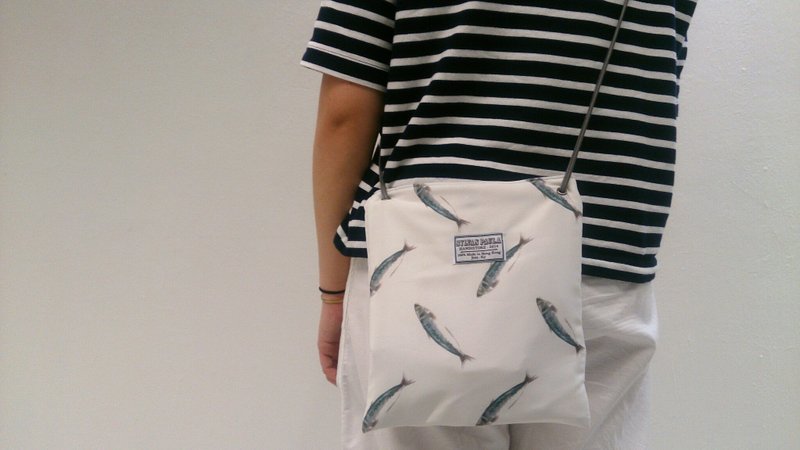 手绘水彩鱼仔白斜背小袋 - 侧背包/斜挎包 - 棉．麻 白色