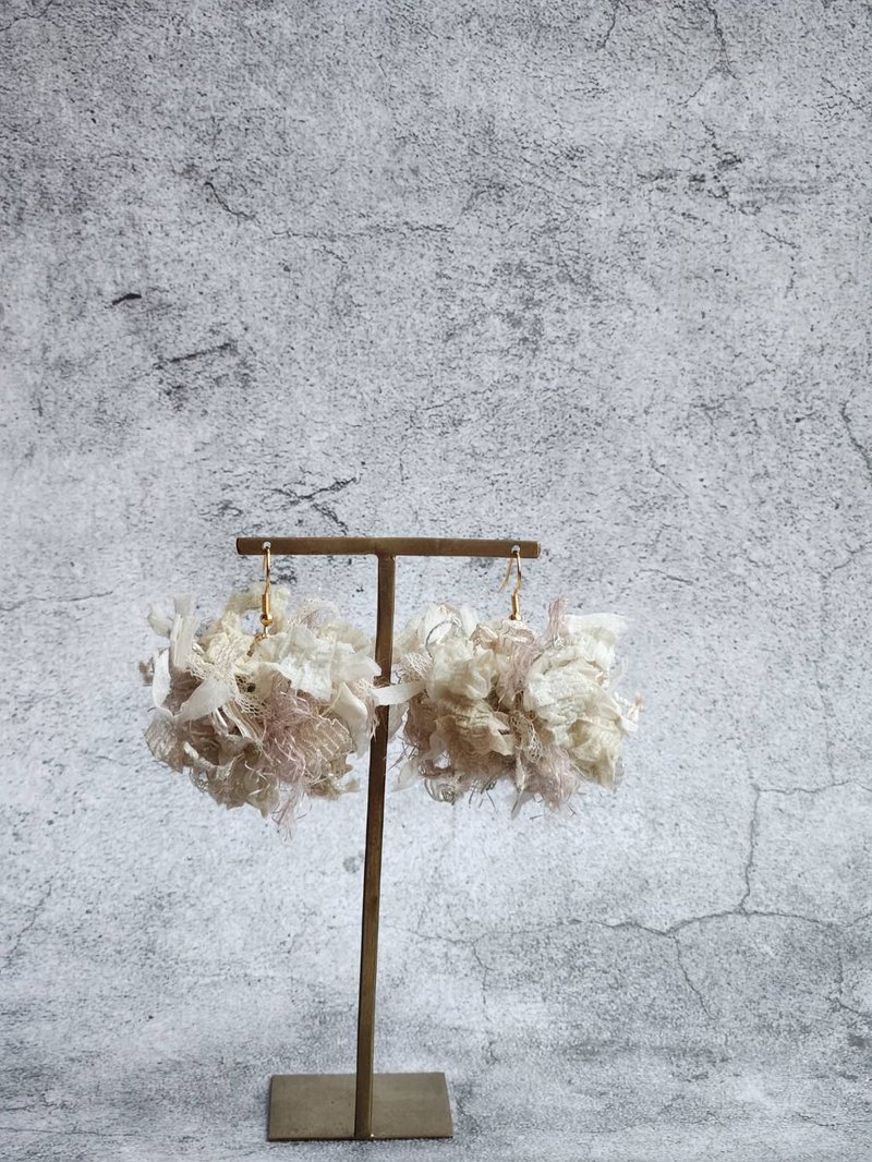 棉花糖绒球纱线耳环 - 耳环/耳夹 - 其他人造纤维 金色