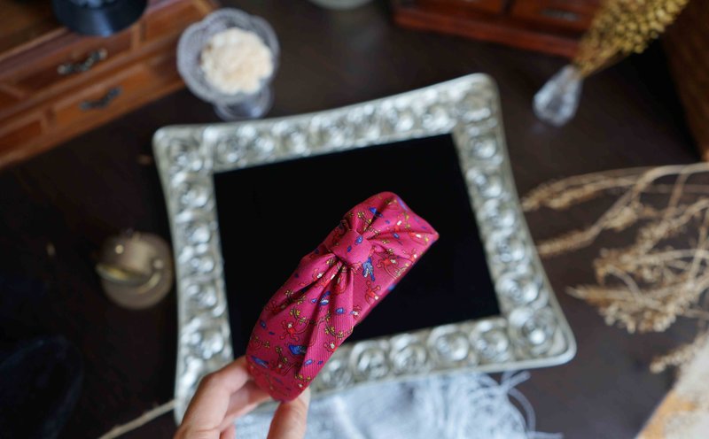 古董领带改制手工发箍- Hermès 动物系列猴子vs鳄鱼大战-蝴蝶结 - 发带/发箍 - 丝．绢 红色