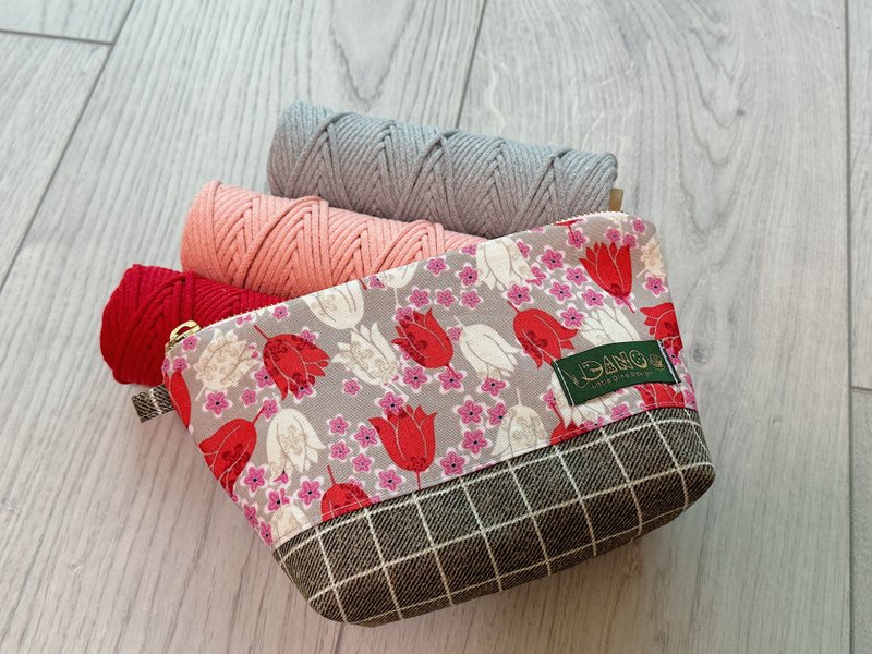 现货 经典化妆包 风铃花 格纹 拼接设计 YKK金属拉链 - 化妆包/杂物包 - 棉．麻 灰色