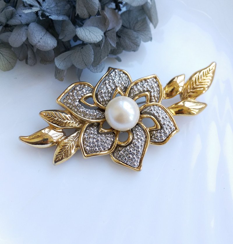 Vintage Jewelry 西洋古董饰品 厚实 花朵珍珠 双色 别针 - 徽章/别针 - 其他金属 金色