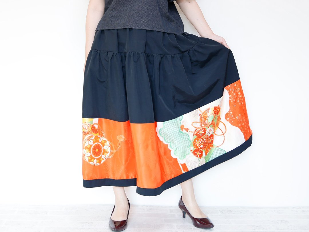 HAREGI SKIRT - 以复古和服布料制成的长版伞裙，和服改造，独一无二 - 裙子 - 聚酯纤维 黑色