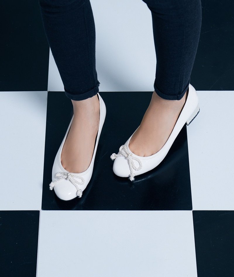 【旋律练习】绳索蝴蝶结芭蕾舞低跟鞋_纯洁晶白 - 高跟鞋 - 真皮 白色