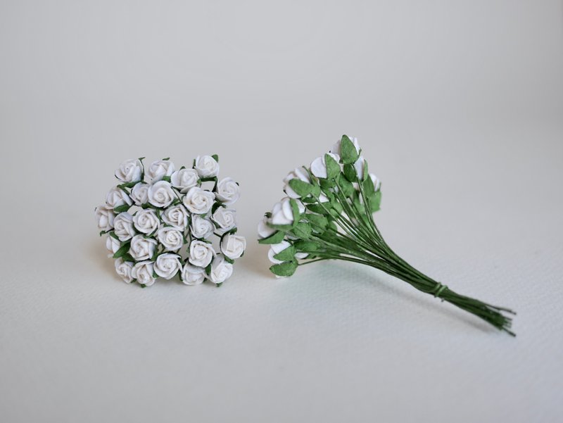 纸花，50 片，尺寸 1.0 x 1.0 厘米。含苞待放的玫瑰花，白色。 - 其他 - 纸 白色