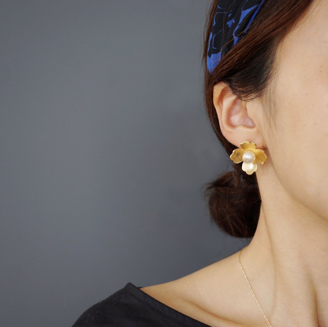 Large flower Earrings - 耳环/耳夹 - 其他金属 金色