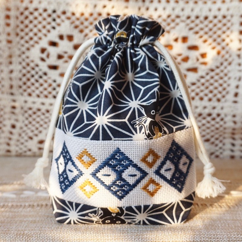 小巾绣束口袋 招财猫咪 (蓝) | 刺绣束口袋 索绳袋 收纳小物 - 化妆包/杂物包 - 棉．麻 蓝色