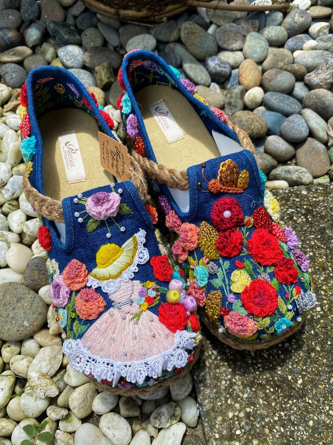 All hand embroidered shoes with a braided shape. - 高跟鞋 - 绣线 