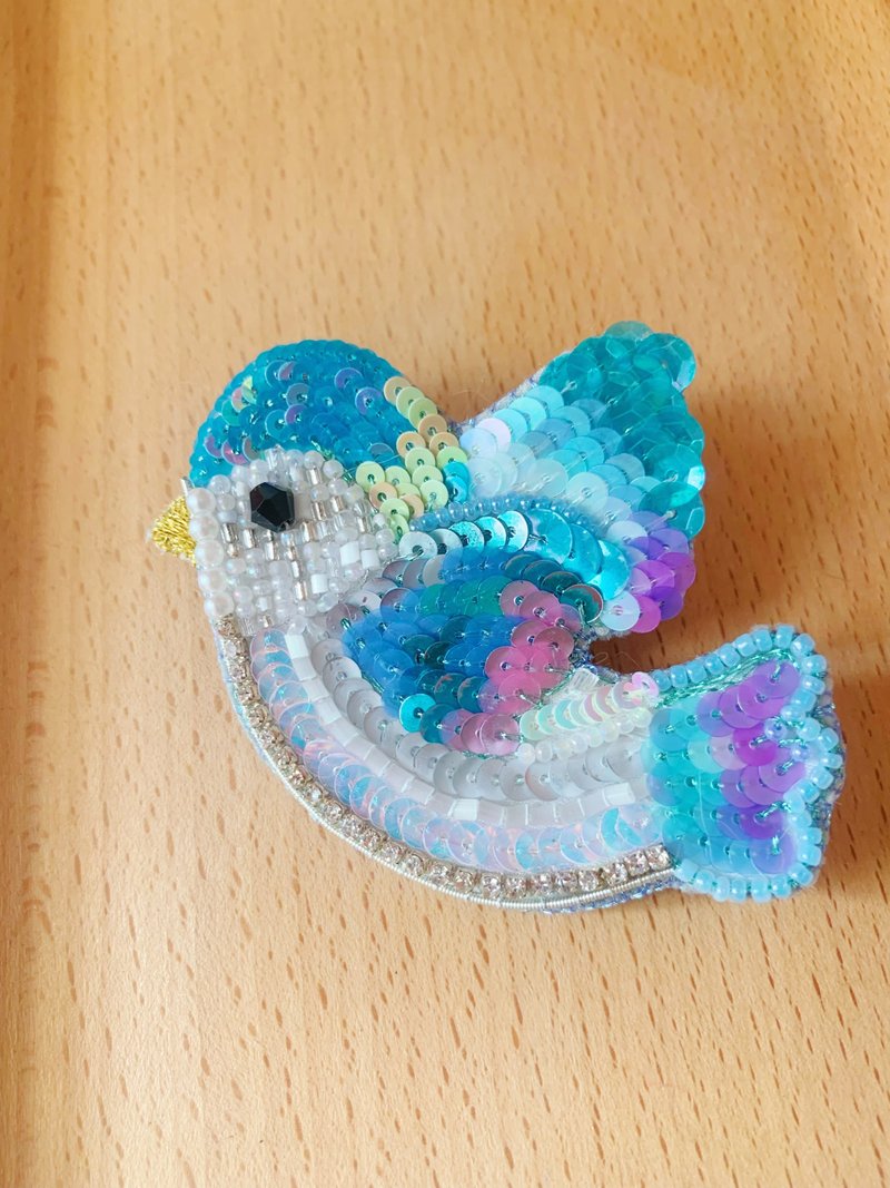 法式勾针刺绣宝鹃小鸟胸针 - 胸针 - 绣线 蓝色