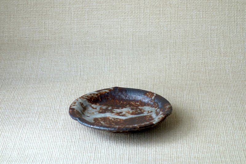 信乐烧 轮花皿 信浓釉b 手作陶瓷小盘 分装盘 - 浅碟/小碟子 - 陶 咖啡色