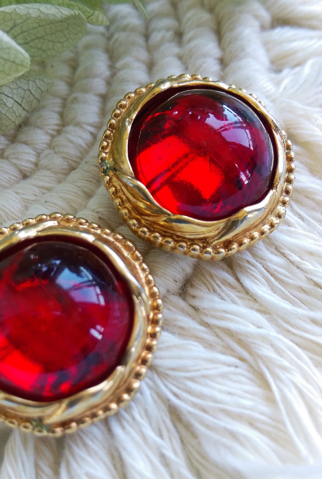 Vintage Jewelry 西洋古董饰品 SWAROVSKI 开窗红玻璃 针式耳环 - 耳环/耳夹 - 其他金属 金色