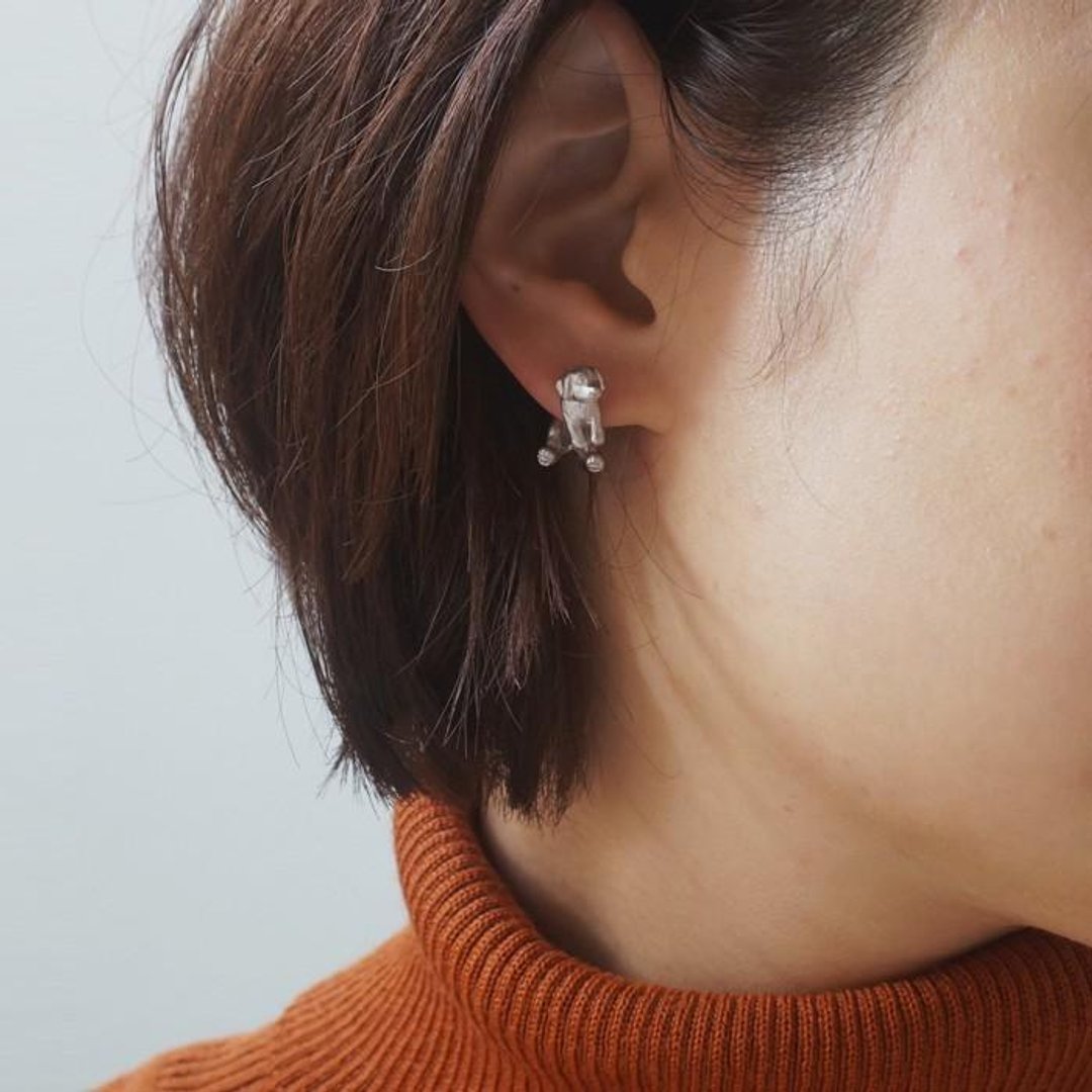 Dripping ear dog earrings matte Silver one ear - 耳环/耳夹 - 其他金属 银色