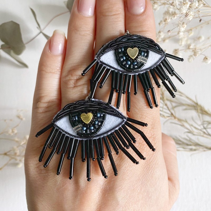 Embroidered earrings in the shape of Eyes with a Heart, Jewelry Heart Earrings - 耳环/耳夹 - 玻璃 黑色