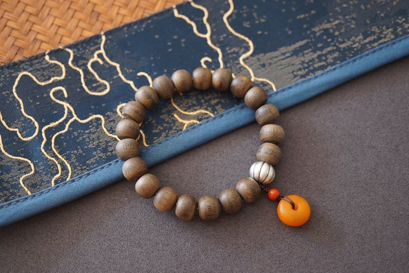 天然沈香珠/沉香珠 纯银南瓜珠蜜蜡平安扣设计单圈手串手持fs - 手链/手环 - 木头 咖啡色