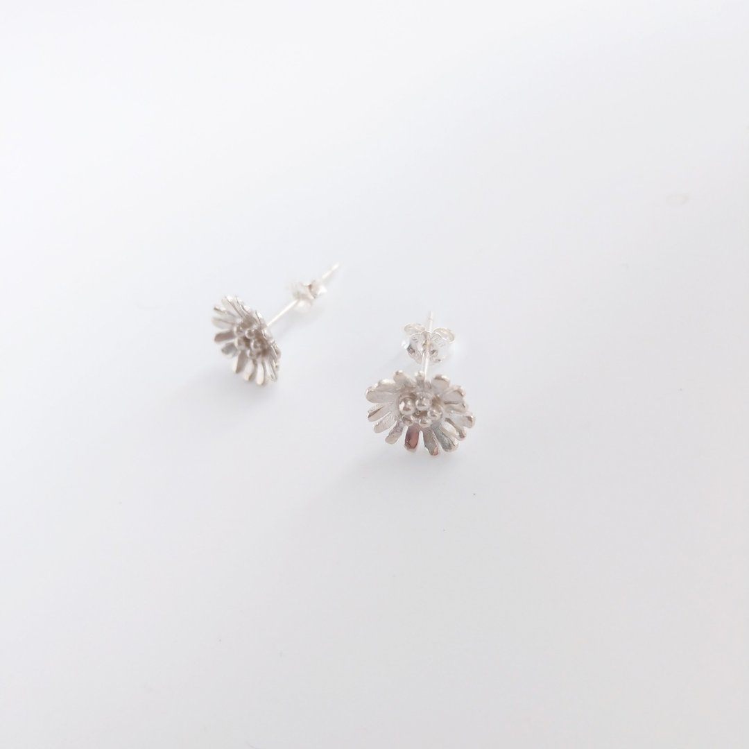 纯银 向日葵耳针 一对 - 耳环/耳夹 - 其他金属 银色