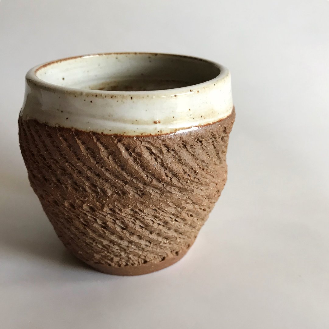 珏册陶瓷坊-铁矿釉 变形握杯 • 手拉胚、手制、茶杯、茶具/孤品 - 茶具/茶杯 - 陶 多色