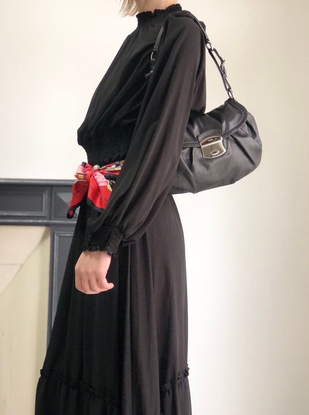 【VintageShop solo 日本直送中古包专卖店】PRADA 普拉达 侧背包 黑色 品牌扣饰 皮革 半月包 古董包 4b8iuy - 侧背包/斜挎包 - 真皮 黑色