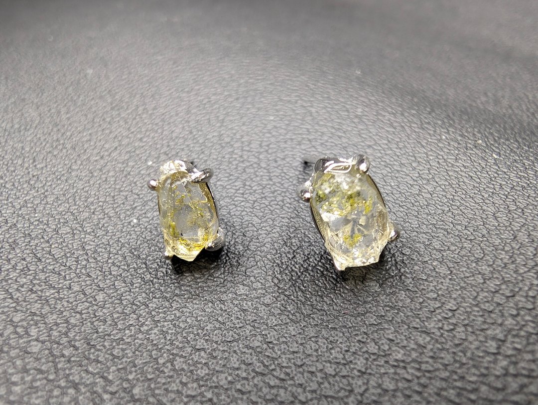 【订制品】油胆闪灵钻原石 四爪 耳钉 耳针 天然水晶 耳环 925银 - 耳环/耳夹 - 水晶 