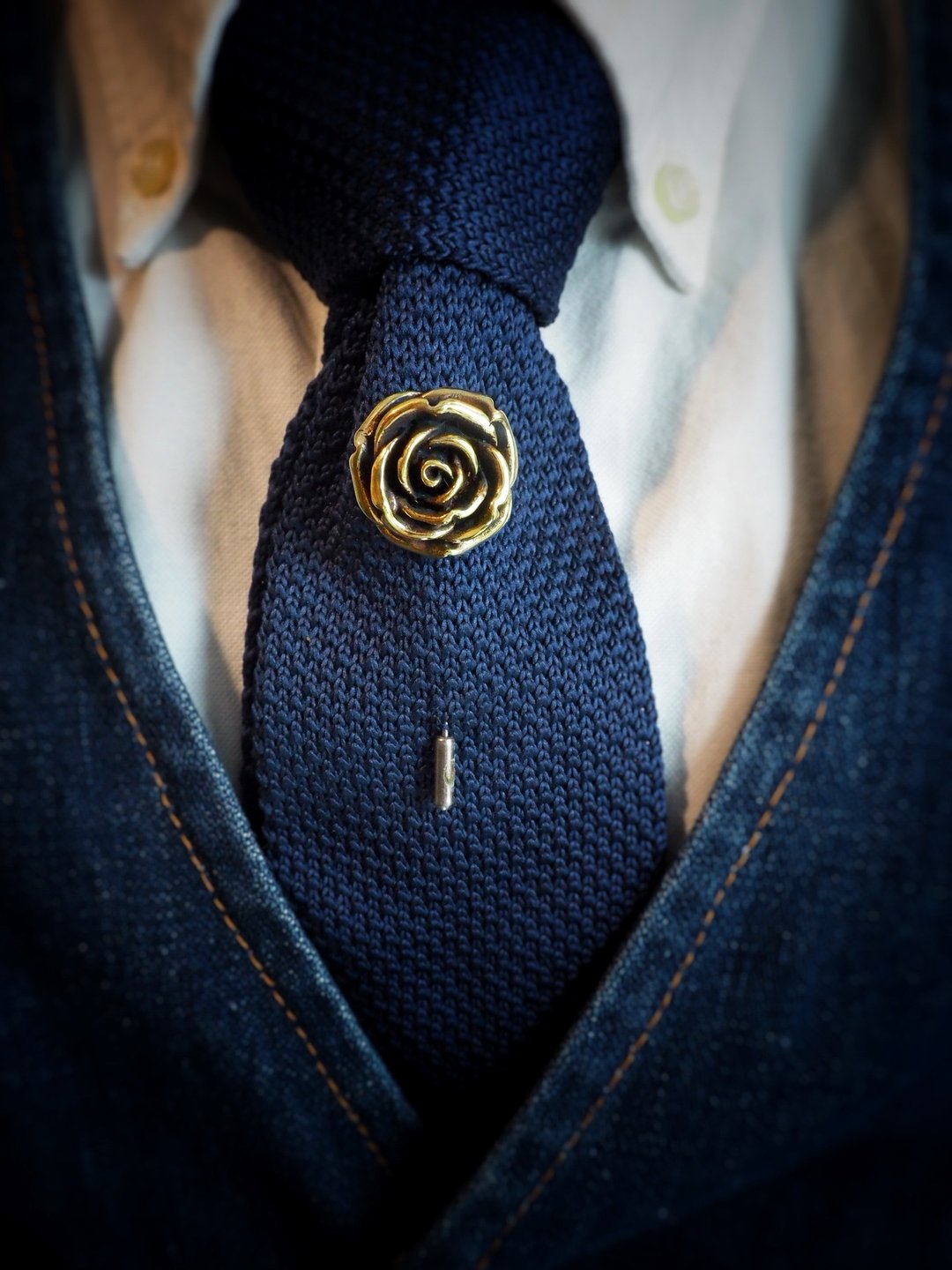 Rose Lapel Pin in Brass. - 胸针 - 其他金属 