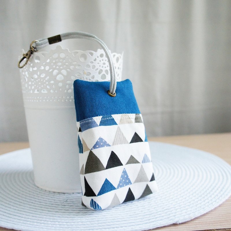 Lovely【日本布】蓝色三角合掌屋拉链钥匙包、ID感应卡可用E - 钥匙链/钥匙包 - 棉．麻 蓝色