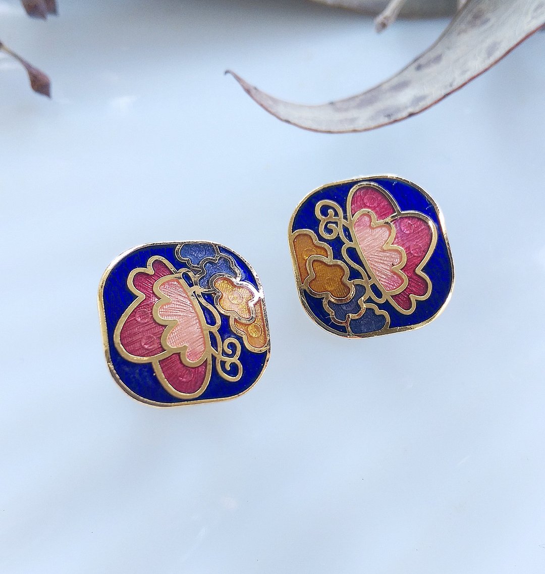 Vintage Jewelry  早期台湾制 景泰蓝 - 小巧 蓝底 方蝶花 针式耳环 - 耳环/耳夹 - 其他材质 金色