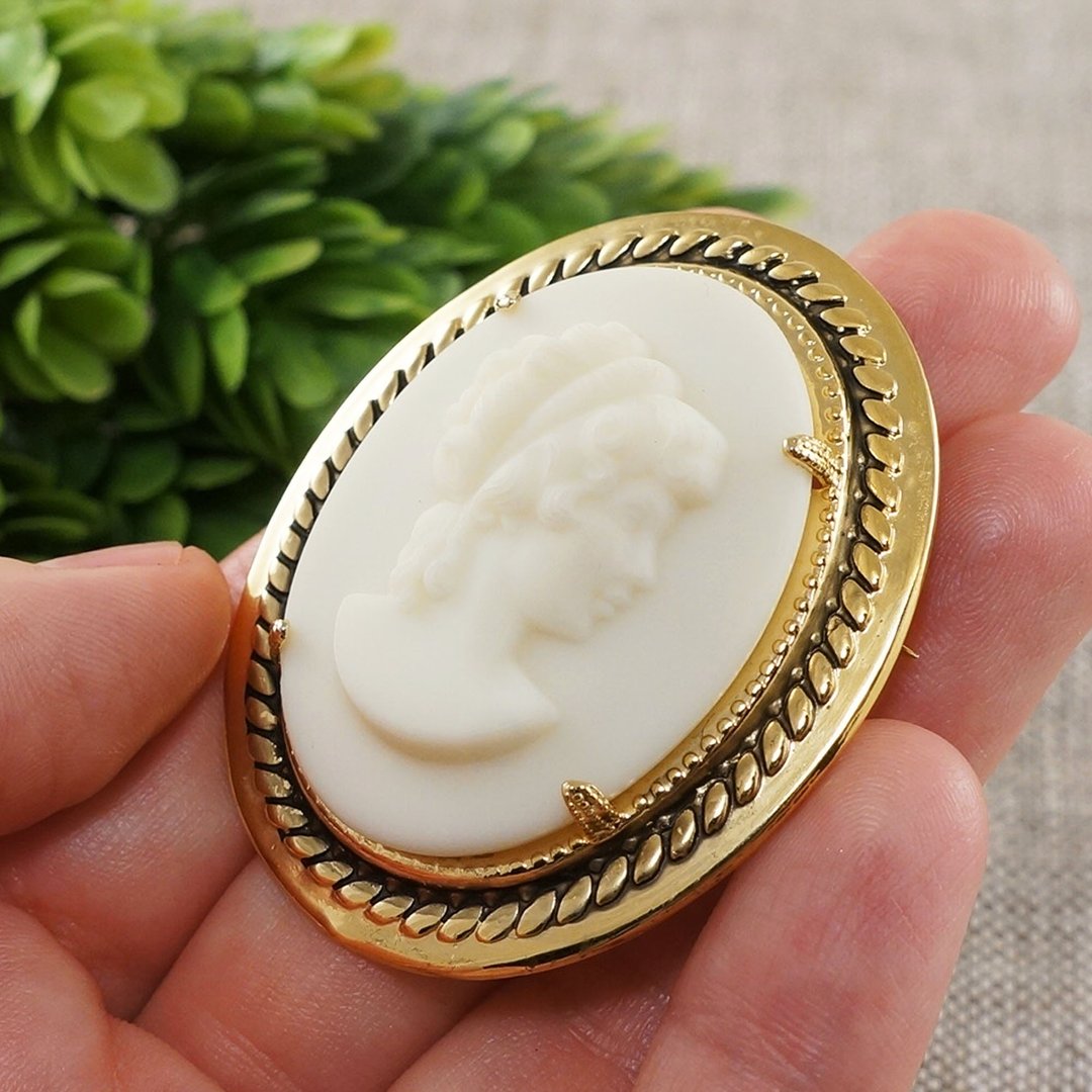 White Lady Cameo Brooch Ivory Vintage Glass Girl Cameo Gold Brooch Pin Jewelry - 胸针 - 玻璃 白色