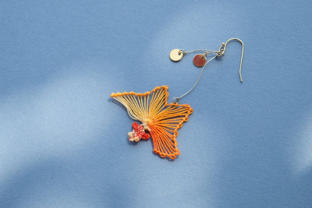 金鱼花缕空刺绣耳环 /成对贩售 - 耳环/耳夹 - 绣线 橘色