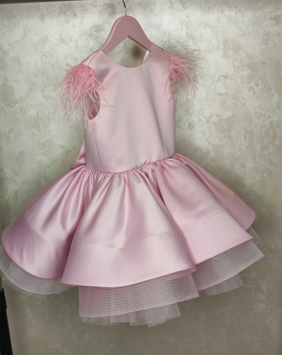 缎面花童粉红短裙，附羽毛，适合婚礼、生日、音乐会 - 童装礼服/连衣裙 - 其他材质 多色