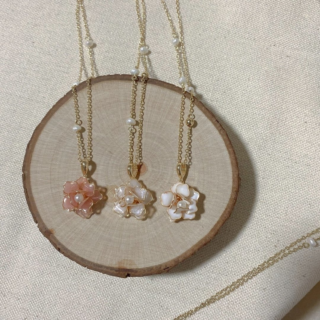 天雨花珍珠 - 项链 / 水晶花饰品 / 手作饰品 |【送礼 - 礼盒】 - 项链 - 树脂 粉红色